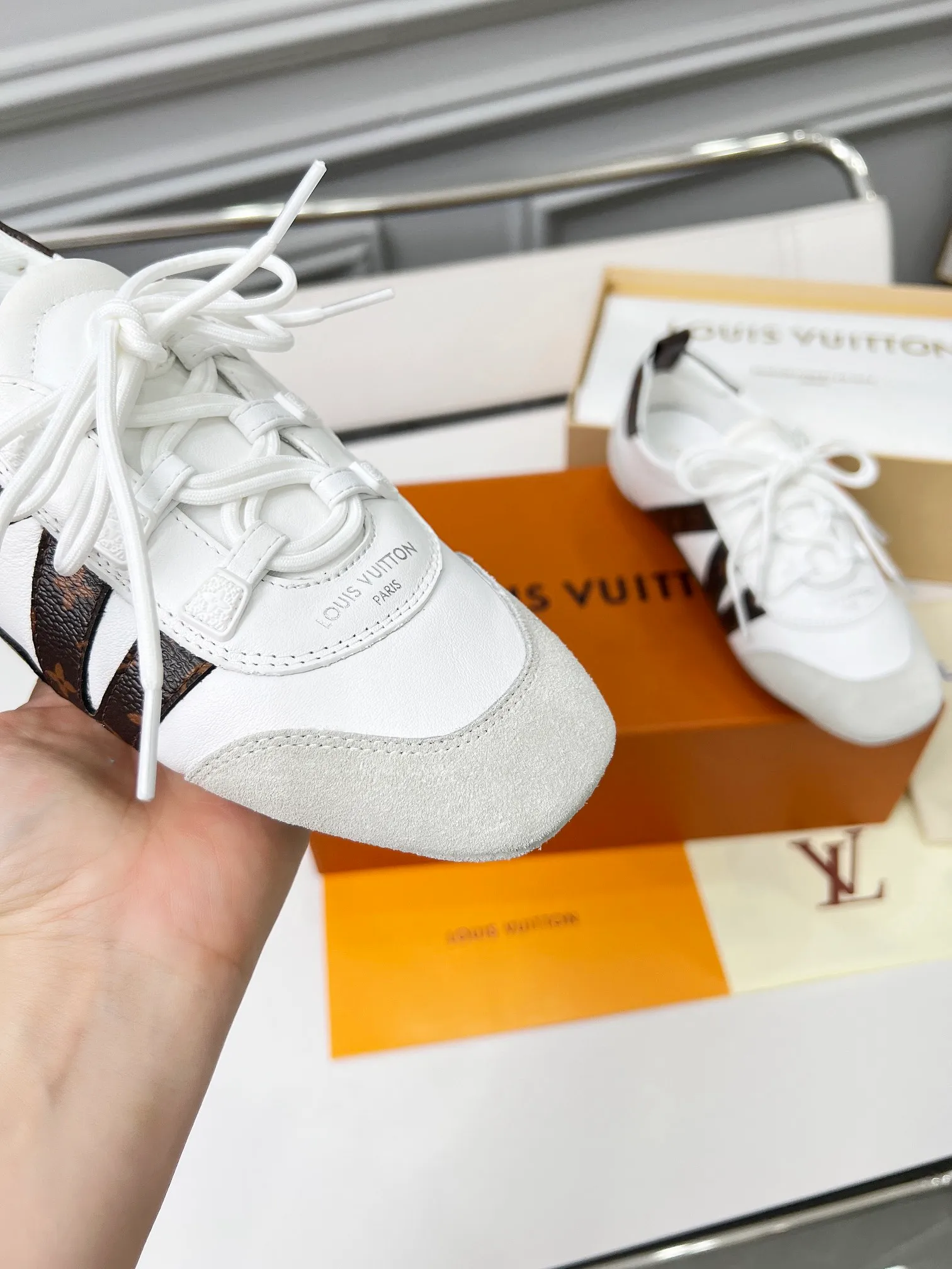👟👟Ex-factory price 600👟👟 LV Sneakerina ballet-style sneakers are made of soft sheepskin and suede cow leather trimmings, and Monogram canvas is used to write the LV letters on the side, combining the light structure of ballet shoes with the comfortable texture of sneakers. Sacchetto craftsmanship and an injection-molded outsole complete the package, allowing for flexibility in a variety of looks. Code number: 35~41, colors are being updated...